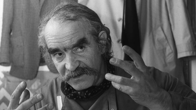 L'artiste Jean Tinguely dans son atelier en 1983. [Keystone]