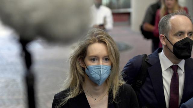 Elizabeth Holmes à son arrivée au tribunal de San José. [Keystone - Nic Coury]