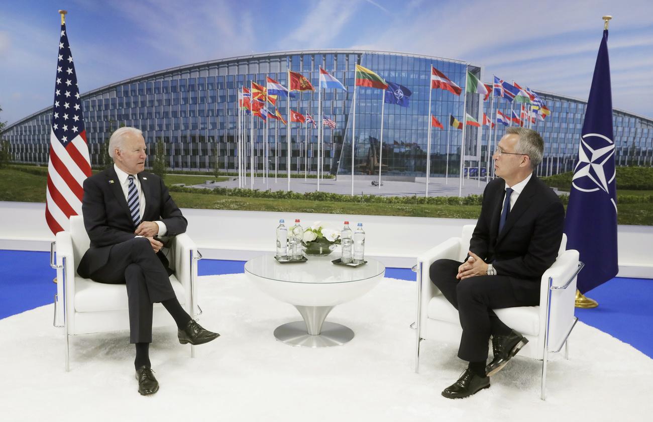 Le président américain Joe Biden et le secrétaire générale de l'Otan Jens Stoltenberg, au sommet de l'Alliance transatlantique, le 14 juin 2021 à Bruxelles. [EPA/Keystone - Stéphanie Lecocq]