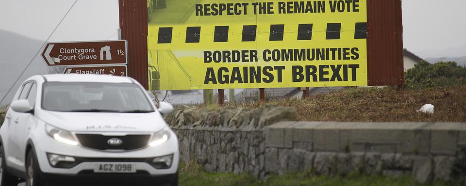 La frontière irlando-britannique, près de la ville de Jonesborough en Irlande du Nord en 2017. [AP/Keystone - Peter Morrison]