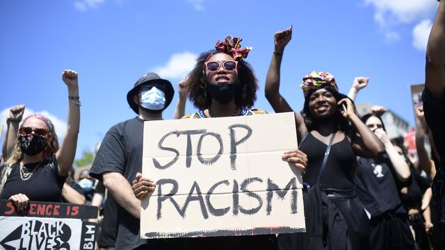 Une manifestation contre le racisme, dans la vague de Black Lives Matter, le 13 juin 2020 à Zurich. [Keystone - Ennio Leanza]