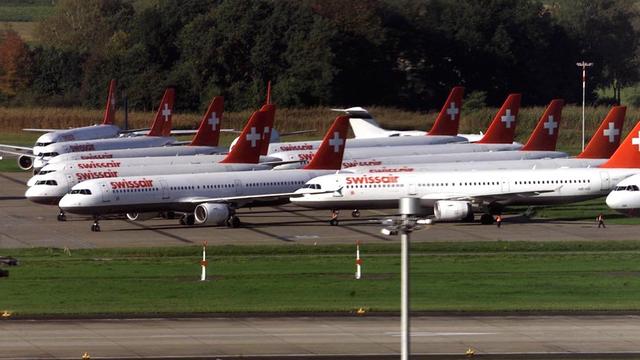 Des avions de Swissair cloués au sol à l'aéroport de Kloten. [Keystone - Franco Greco]