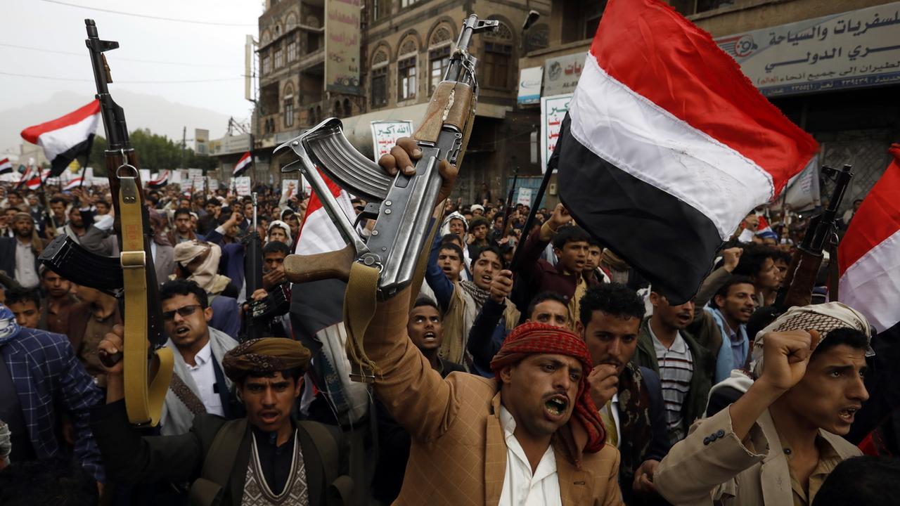 Des partisans houtis réunis à Sanaa. [Keystone - EPA/Yahya Arhab]