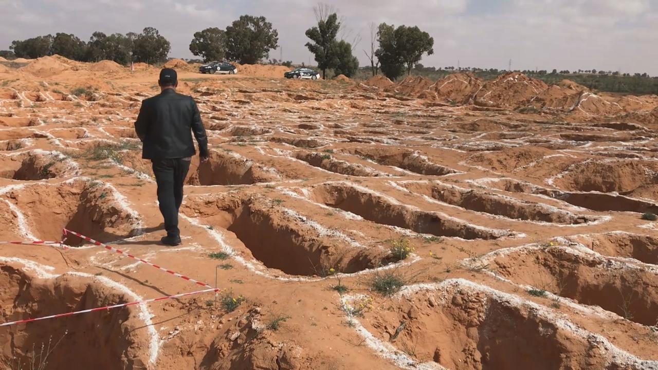 Les fosses communes à Tarhuna, où 170 corps ont été retrouvés. [Maurine Mercier]