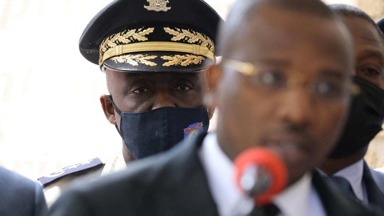 Un ex-fonctionnaire haïtien a donné l'ordre direct de tuer Jovenel Moïse. [AFP - Le chef de la police haïtienne, Léon Charles, écoute le Premier ministre ad interim, Claude Joseph.]