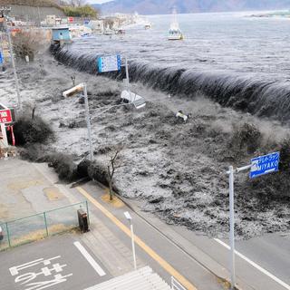 Le tsunami déborde des digues de protection de Miyako, dans l'estuaire d'Heigawa. Japon, le 11 mars 2011. [Keystone/ap photo - Tomohiko Kano/Mainichi Shimbun]