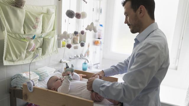 Les hommes qui cherchent un poste de travail à temps partiel sont désavantagés par rapport aux femmes. [Keystone - Gaetan Bally]