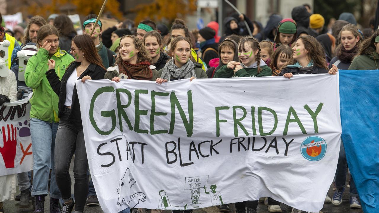 Des manifestants pour le climat dans la rue à Berne, le 29 novembre 2019. [Keystone - Marcel Bieri]