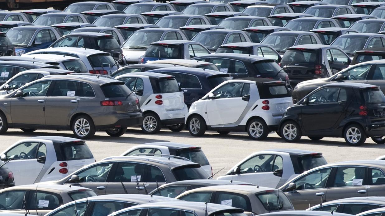 La vente de voitures neuves a chuté de 23% en Europe en un an. [Keystone - AP Photo/Luca Van Brantegem]