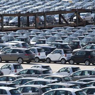 La vente de voitures neuves a chuté de 23% en Europe en un an. [Keystone - AP Photo/Luca Van Brantegem]