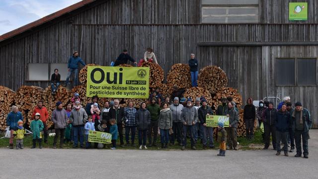 Bio Suisse recommande de voter oui  à l'initiative "Pour une Suisse libre de pesticides de synthèse", mais rejette celle pour une eau potable propre. [RTS - Gaël Klein]