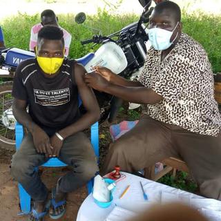 L'infirmier Ahmed Mikaila, en stratégie avancée pour la vaccination contre le Covid-19, dans un village à 21 kilomètres de son centre de santé de Bitchabe.
Charlie Dupiot
RTS [Charlie Dupiot]