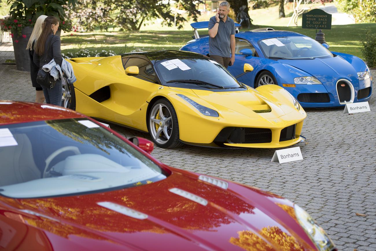 Vingt-cinq voitures de Teodorin Obiang avaient été saisies par la justice suisse. Ici, une Ferrari LaFerrari et une Bugatti Veyron. [Keystone - Laurent Gilliéron]