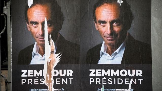 Cette photo d'archives prise le 29 juin 2021 montre des pancartes de soutien à une candidature du polémiste français d'extrême droite Eric Zemmour aux élections présidentielles de 2022. [AFP - Ludovic Marin]