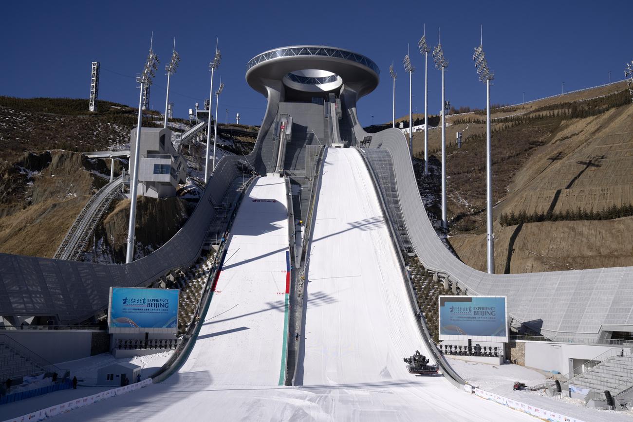 Les tremplins de Zhangjiakou accueilleront les épreuves de saut à skis des JO dans six semaines. [Keystone - Mark Schiefelbein]