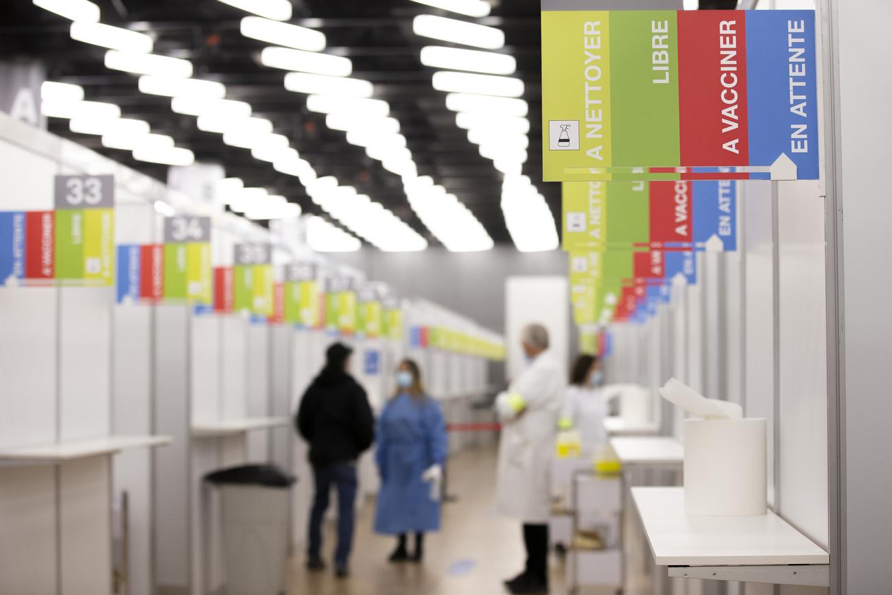 Vue du centre où les personnes se font vacciner contre le coronavirus, lors du premier jour d'ouverture du Centre de vaccination de Palexpo, ce lundi 19 avril 2021 a Genève. [Keystone - Salvatore Di Nolfi)]