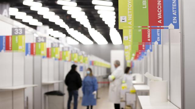 Vue du centre où les personnes se font vacciner contre le coronavirus, lors du premier jour d'ouverture du Centre de vaccination de Palexpo, ce lundi 19 avril 2021 a Genève. [Keystone - Salvatore Di Nolfi)]