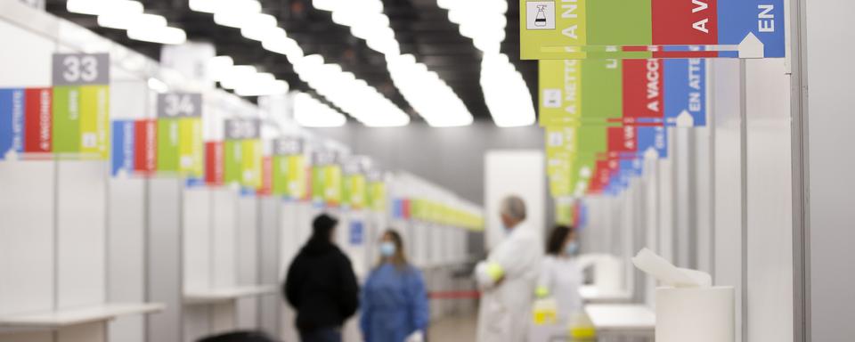 Vue du centre où les personnes se font vacciner contre le coronavirus, lors du premier jour d'ouverture du Centre de vaccination de Palexpo, ce lundi 19 avril 2021 a Genève. [Keystone - Salvatore Di Nolfi)]