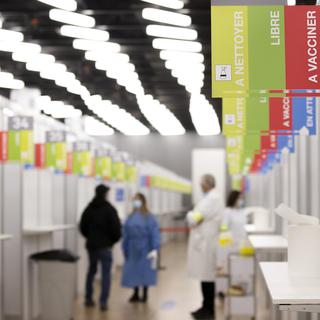 Vue du centre où les personnes se font vacciner contre le coronavirus, lors du premier jour d'ouverture du Centre de vaccination de Palexpo, ce lundi 19 avril 2021 a Genève. [Keystone - Salvatore Di Nolfi)]
