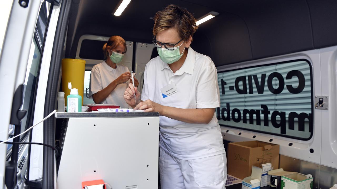 Une unité mobile de vaccination dans le canton de Zurich. [Keystone - Walter Bieri]
