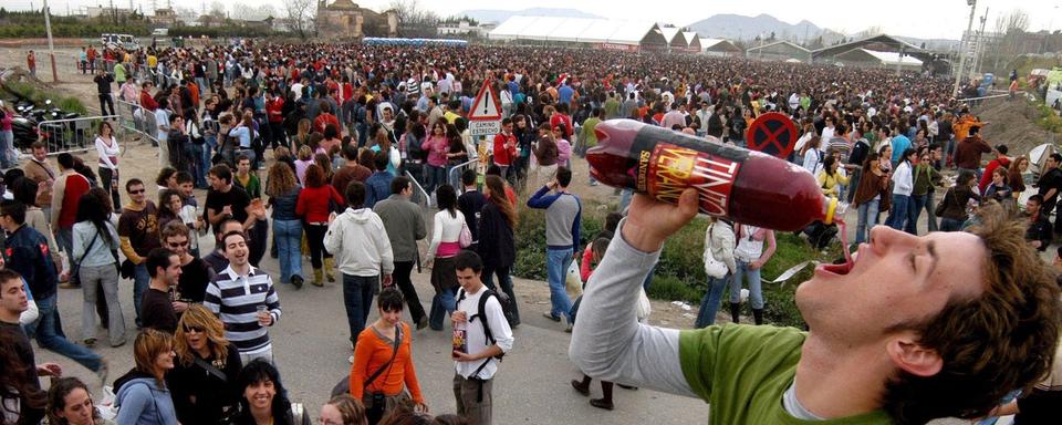 Après les restrictions dues au Covid-19, le botellón, ce phénomène de beuveries collectives, fait son grand retour en Espagne. [EPA/Keystone - Miguel Angel Molina]