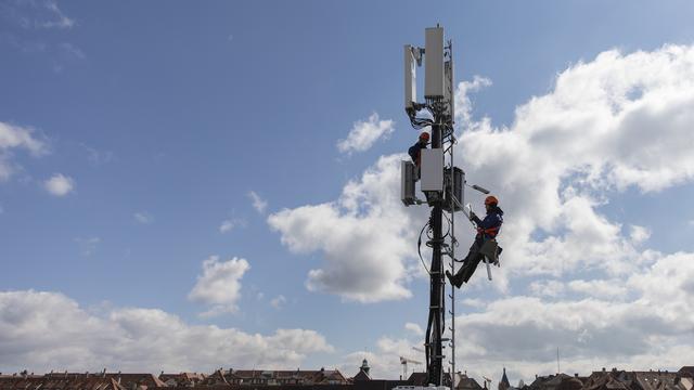 Le rayonnement des smartphones serait plus dangereux que celui des antennes 5G. [Keystone - Peter Klaunzer]