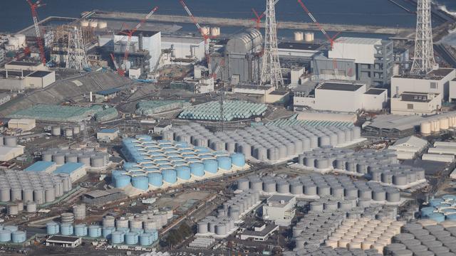 Vue aérienne de la centrale nucléaire de Fukushima, où les citernes d'eau sont stockées. [AFP - STR / Jiji Press]