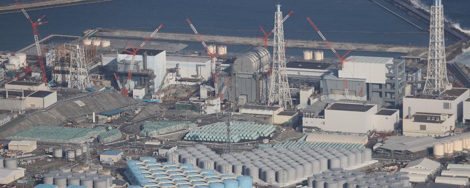 Vue aérienne de la centrale nucléaire de Fukushima, où les citernes d'eau sont stockées. [AFP - STR / Jiji Press]