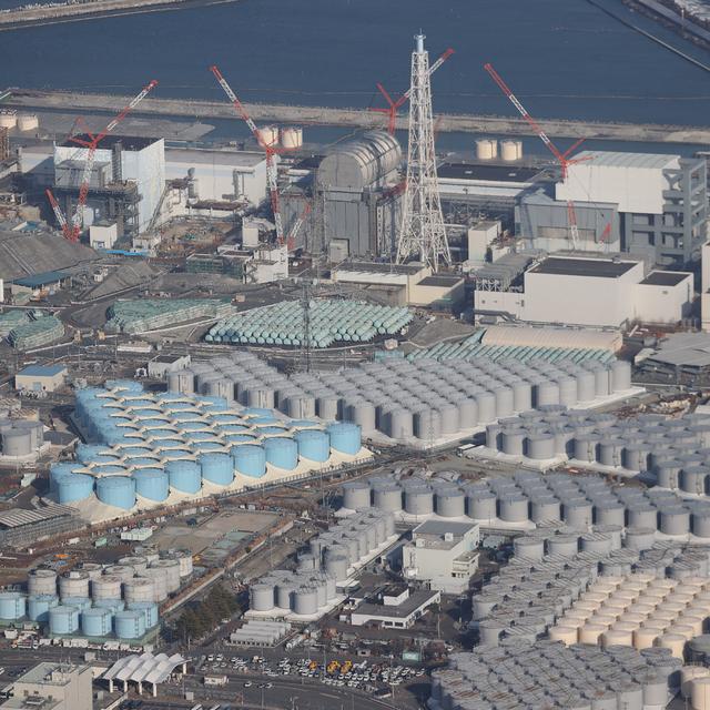 Vue aérienne de la centrale nucléaire de Fukushima, où les citernes d'eau sont stockées. [AFP - STR / Jiji Press]