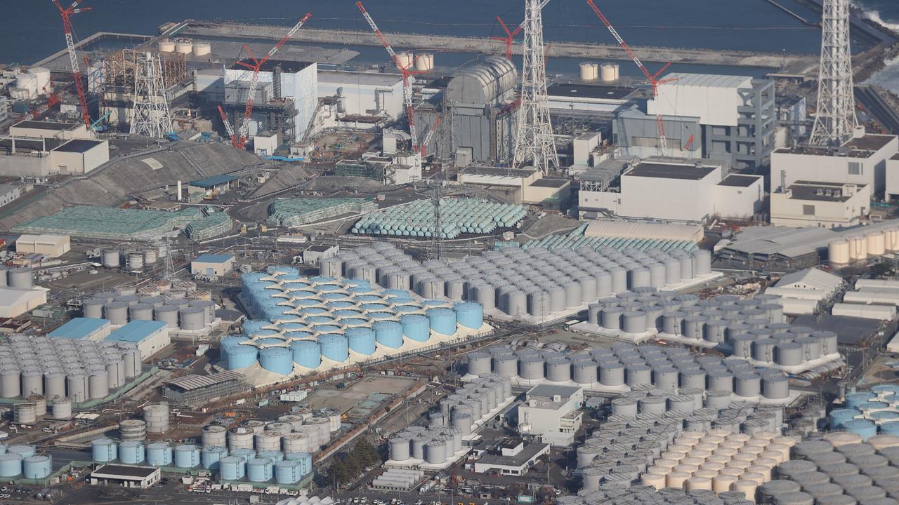 Vue aérienne de la centrale nucléaire de Fukushima, où les citernes d'eau sont stockées. [AFP - STR / Jiji Press]
