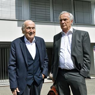 Sepp Blatter (gauche) et son avocat Lorenz Erni (droite) devant le bureau du procureur fédéral à Zurich le lundi 9 août 2021. [Keystone - Walter Bieri]