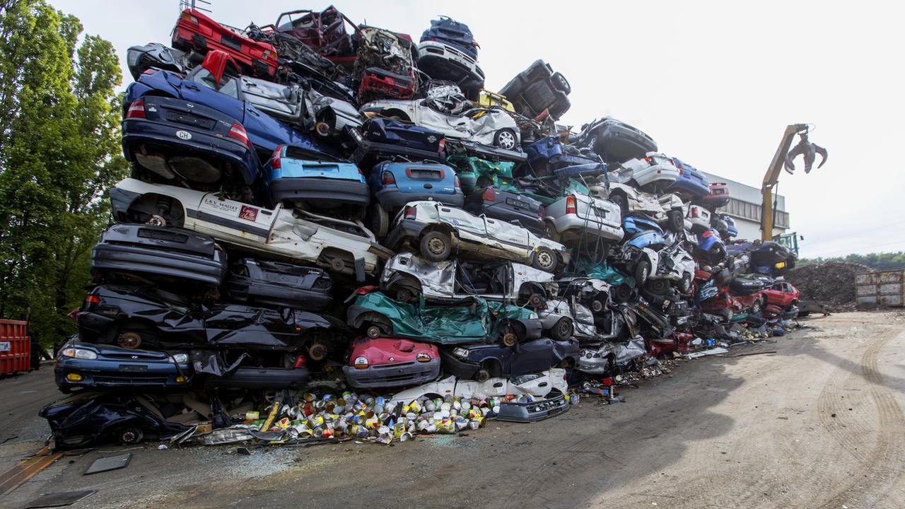 Les voitures et autres véhicules hors d'usage sont recyclés à 97% en Suisse, soit 76'000 tonnes par année. [KEYSTONE - GAETAN BALLY]