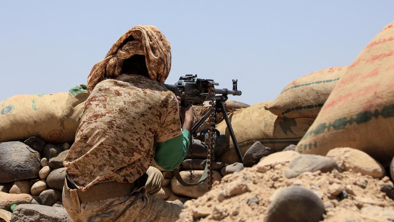 Un soldat loyaliste tient sa position face lors de l'offensive des rebelles Houthis contre la ville de Marib, au Yémen. [AFP - STR]