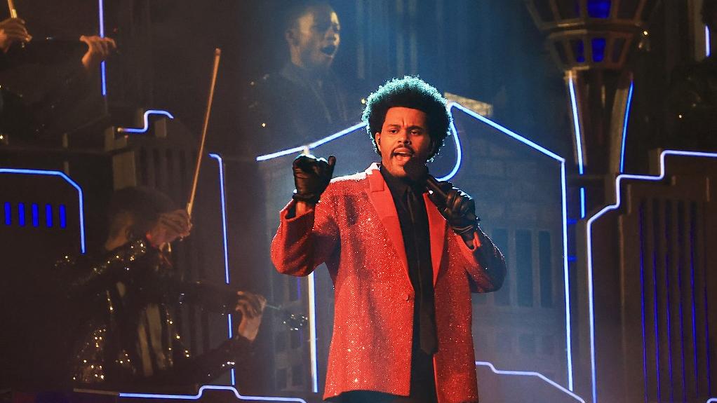 Le chanteur The Weeknd, ici en concert lors de la mi-temps du Super Bowl à Tampa, en Floride, le 7 février 2021. [AFP - Mike Ehrmann / GETTY IMAGES NORTH AMERICA]