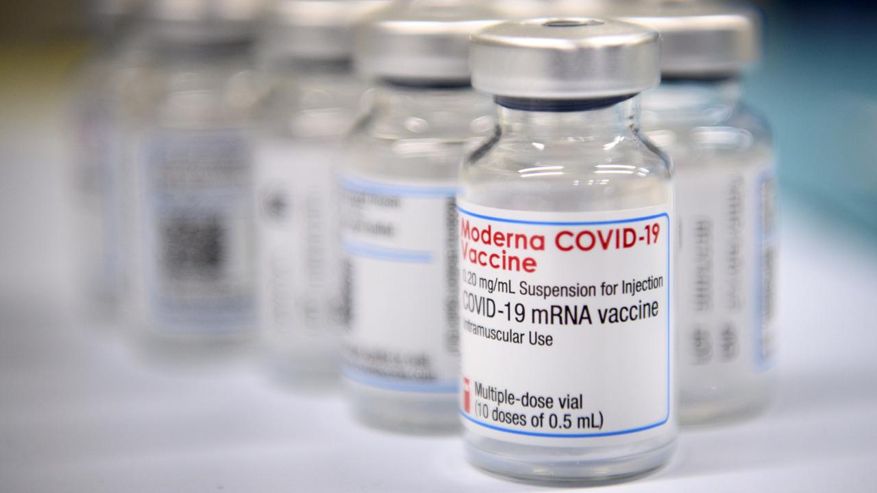 Un flacon de 10 doses de vaccin "Moderna Covid-19 Vaccine" photographié lors de l'inauguration du centre de vaccination de Beaulieu ce lundi 19 avril 2021 à Lausanne. [Keystone - Laurent Gillieron]