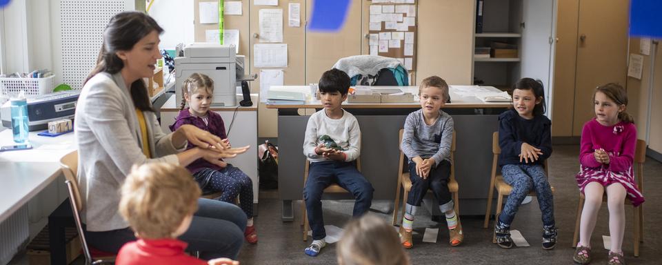 Neuchâtel veut procéder à des tests naso-pharyngés sur les enfants dans les crèches (photo d'illustration). [Keystone - Ennio Leanza]