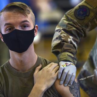 Un soldat des Etats-Unis se faisant vacciner en février 2021. [Department of Defense via AP/keystone - Anthony Nelson Jr]