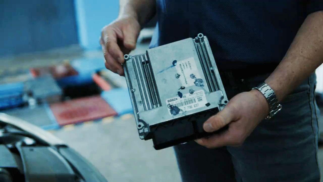 L'unité de commande du moteur, dispositif fourni par Bosch qui contenait le logiciel truqueur (photo tirée du film "#Dieselgate")