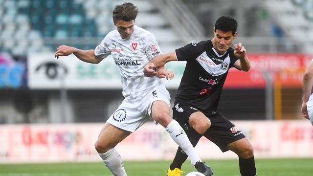 Joël Schmied passe devant Miroslav Covilo et c'est Vaduz qui sourit. [Keystone/Ti-Press - Alessandro Crinari]