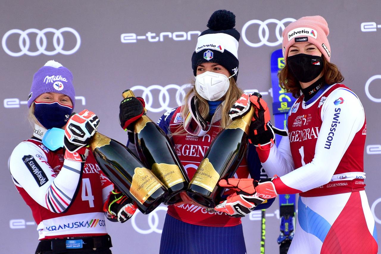 Gisin (tout à droite) sur le podium en Slovénie, en compagnie de Tessa Worley (à gauche) et de Marta Bassino. [KEYSTONE - Igor Kupljenik]