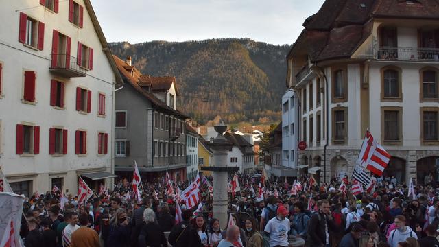 Des gestes barrières qui ne sont pas respectés à Moutier. [RTS - Gaël Klein]