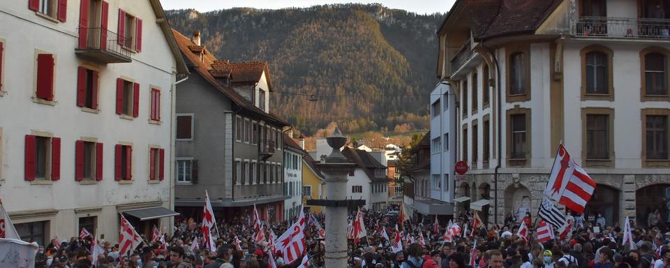 Des gestes barrières qui ne sont pas respectés à Moutier. [RTS - Gaël Klein]