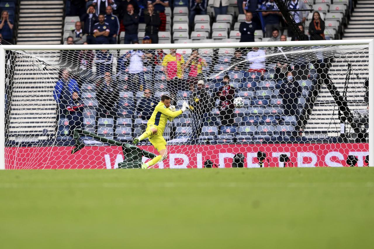 Le portier écossais David Marshall s'écroule dans ses filets en essayant d'arrêter le lob somptueux de Patrick Schick sur le 2-0. [AP - Stu Forster]