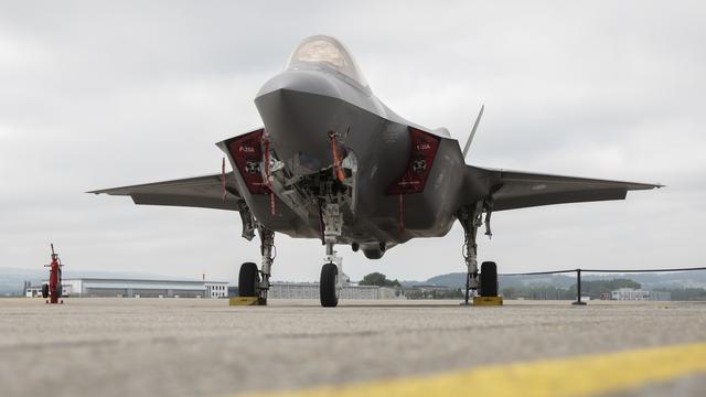 Le prix des trente-six avions furtifs F-35A que la Suisse veut acheter aux Américains n'est pas ferme, contrairement à ce qu'annonçait la conseillère fédérale en charge de l'armée Viola Amherd. [KEYSTONE - PETER KLAUNZER]