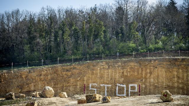 Le sauvage et la nature sont à deux pas des machines qui dévorent la colline du Mormont. [Keystone - Jean-Christophe Bott]