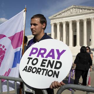 Militants anti-avortement devant la Cour suprême à Washington, 02.10.2021. [EPA/Keystone - Michael Reynolds]