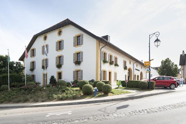 La maison de commune de Prangins, qui était l’ancienne ferme du château, réunit sous un toit l’administration communale, le poste de police, une épicerie, un tea-room et un jardin d’enfants, souligne Patrimoine Suisse. [KEYSTONE - GAETAN BALLY]