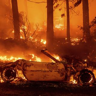 Le plus gros incendie de Californie, qui a déjà dévoré l'équivalent de la ville de Chicago en végétation, est si volumineux qu'il génère désormais son propre climat, au risque de rendre la tâche des pompiers qui le combattent encore plus ardue lundi. [KEYSTONE - NOAH BERGER]