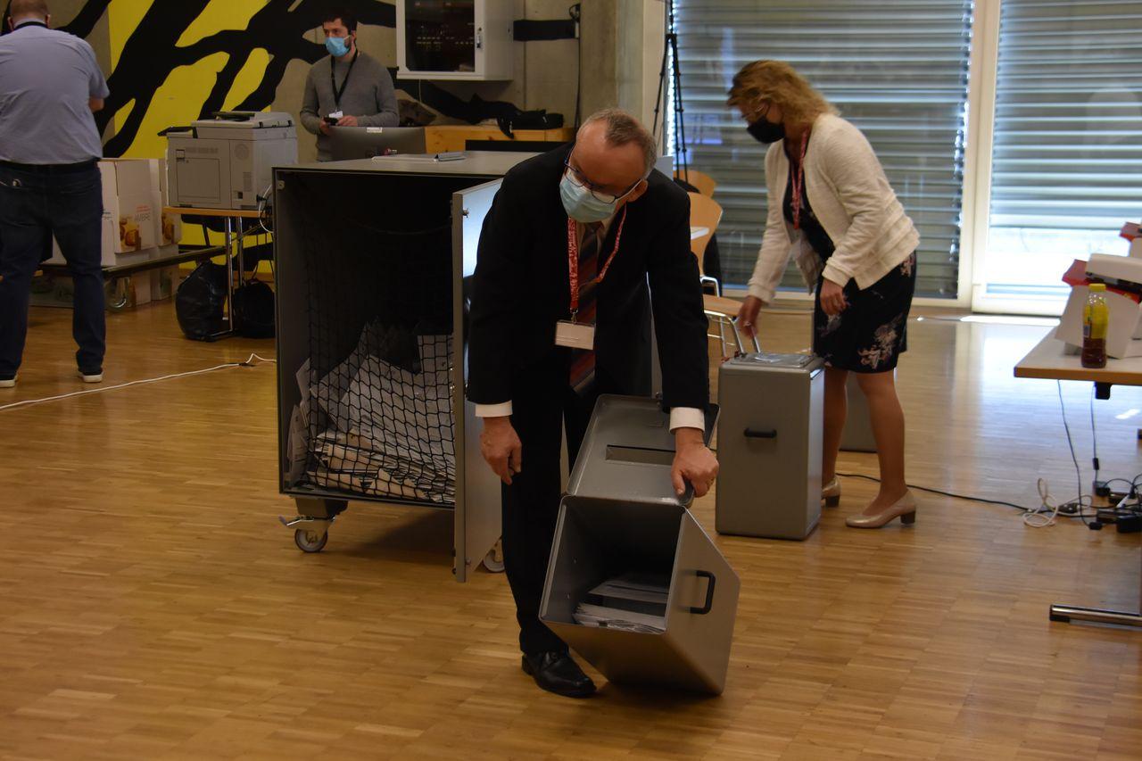 Les urnes ont été ouvertes à Moutier et le dépouillement a débuté. [RTS - Gaël Klein]