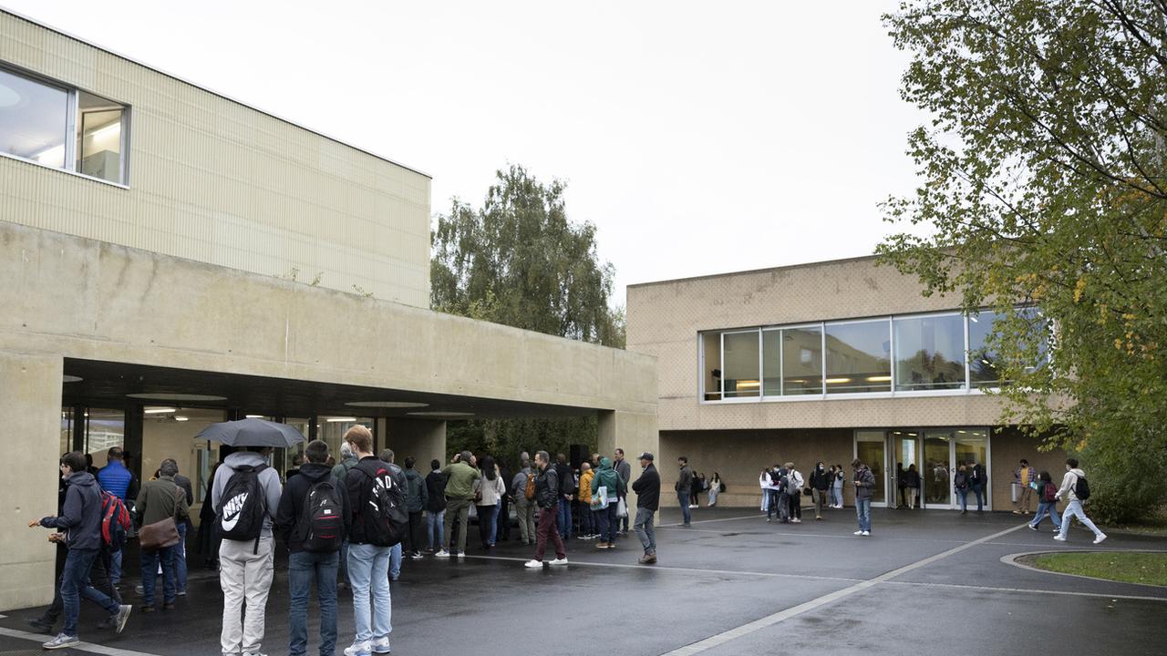 La nouvelle extension du gymnase de Burier à la Tour-de-Peilz (VD) a été inaugurée lundi, en présence notamment des conseillers d'Etat Cesla Amarelle et Pascal Broulis. Le projet s'attire toutefois les foudres des syndicats et de certains enseignants. [KEYSTONE - NOEMI CINELLI]